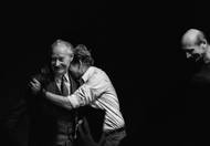 Jaroslav Kučera komentuje tento snímek slovy: Ten pán vpravo, hudební publicista Jiří Černý, právě přerušil tiskovou konferenci Občanského fóra a oznámil světu zprávu Československého rozhlasu - komunistické vedení v čele s Jakešem padlo! Ze všech lidí v sále spadlo napětí posledních dnů, křičeli, smáli se a objímali... Stál jsem na opěradlech někde uprostřed sálu, řval jsem, smál se a... fotografoval.