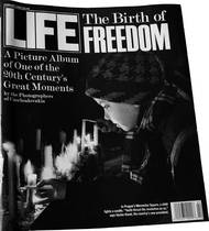 Snímek Jaroslava Kučery z listopadových událostí 1989. Prestižní magazín LIFE si ho v únoru 1990 vybral na titulní stranu.