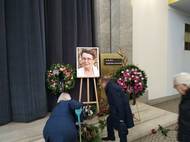 Fotka Jany Drbohlavové s věnci a květinami.