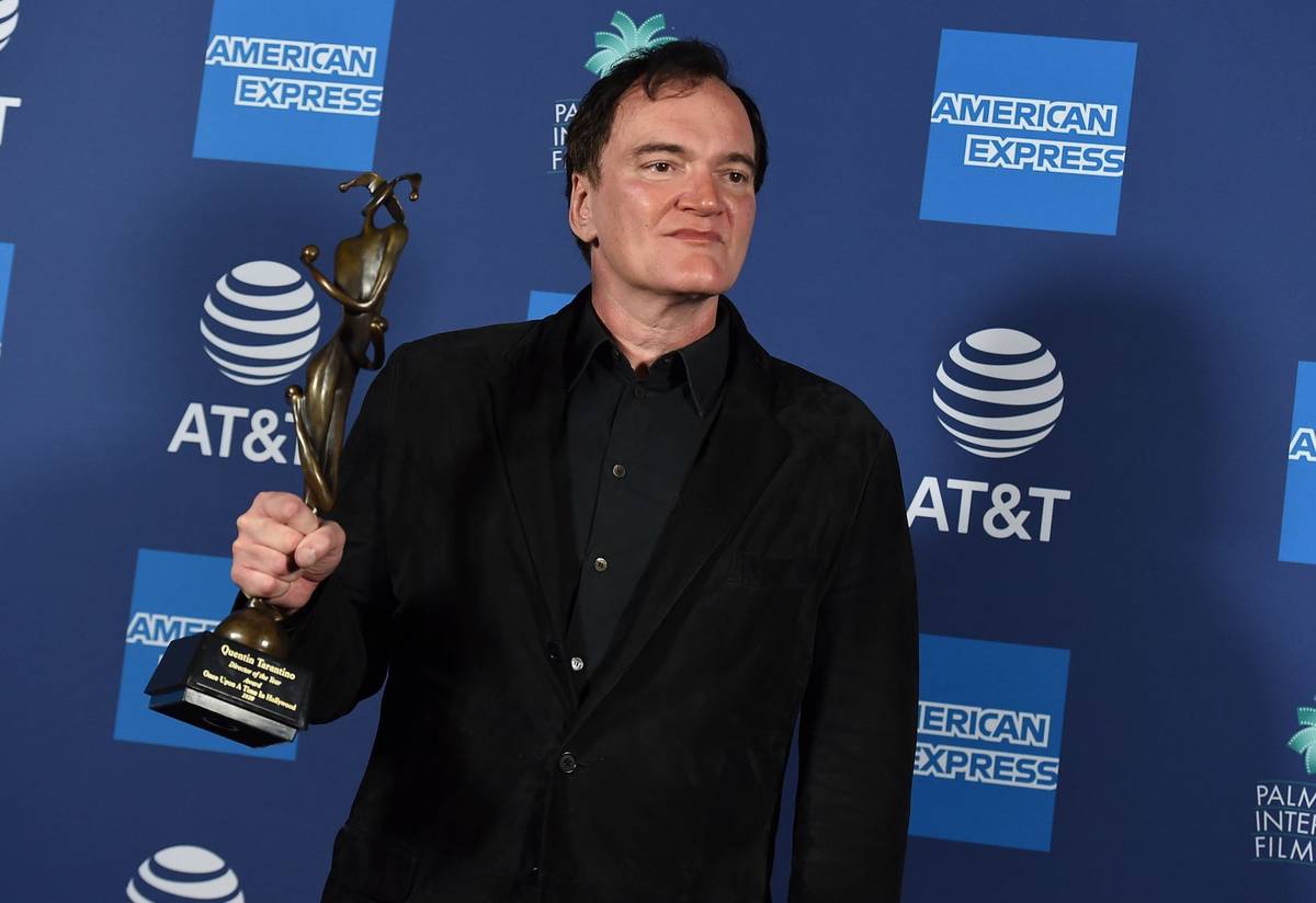 Quentin Tarantino se Zlatým glóbem za scénář Tenkrát v Hollywoodu.