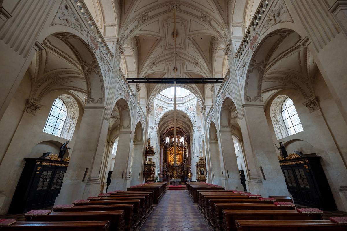 Kyvadlo od architekta Josefa Pleskota bude v pražském kostele Nejsvětějšího Salvátora viset do Velikonoc.