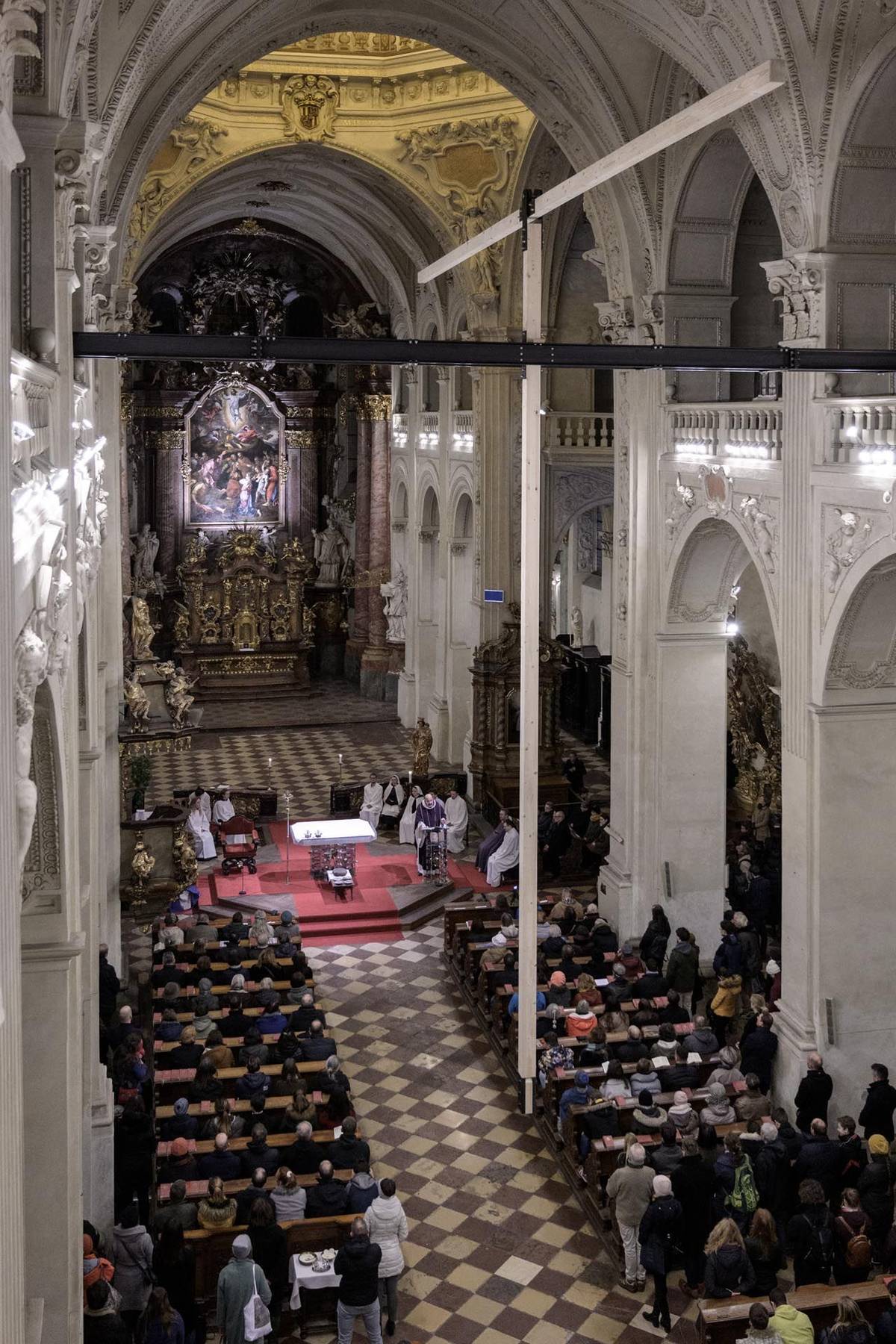 Snímek ze mše k Popeleční středě, kdy bylo kyvadlo poprvé rozhýbáno.