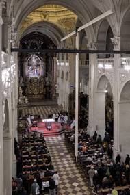 Snímek ze mše k Popeleční středě, kdy bylo kyvadlo poprvé rozhýbáno.