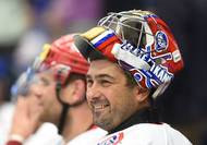 ROMAN ČECHMÁNEK. Na mistrovství světa do Petrohradu přijel ve skvělé formě ze Vsetína, přestože s ním v extralize nedosáhl na šestý titul v řadě. Odchytal osm zápasů z devíti a potřetí (a zároveň naposled) si pověsil na krk světové zlato. Byl zvolen nejlepším brankářem turnaje. Následně odešel do NHL a po konci kariéry v Třinci v roce 2009 se vrhl na podnikání. Jenže provoz pivovaru na Valašsku nezvládal a nasekal údajně až stamilionový dluh. "Z nejhoršího jsem venku," řekl v listopadu loňského roku k sérii soudních slyšení. Aktuálně trénuje hokejový tým Univerzity Tomáše Bati ve Zlíně.