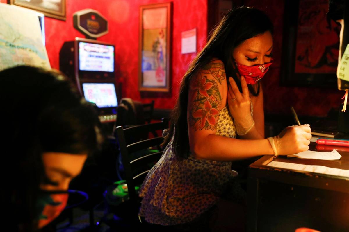 Klub Lucky Devil Lounge v jihovýchodním Portlandu je od půlky března zavřený kvůli opatřením proti koronaviru. Majitel provozovny Shon Boulden na nic nečekal a předělal kuchyň tak, aby mohla rozvážet jídlo nebo ho nabízet lidem, kteří jedou zrovna kolem.