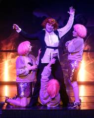 Jakub Burýšek (uprostřed) jako Alex.