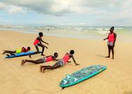 Sambeová trénuje začátečnice v rámci iniciativy Black Girls Surf, jejímž cílem je umožnit dívkám a ženám po celém světě, aby se navzdory společenskému nepochopení věnovaly sportu a činnostem, které je baví.