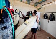 "Když Khadjou před dvěma lety dorazila do Kalifornie, aby s námi trénovala, neměla v kapse ani cent, neuměla anglicky a surfovala tak divoce, že bylo potřeba ji trochu zkrotit, aby obstála v závodech. Její styl surfování je ale natolik dynamický, že to bylo, jako když se snažíte uvázat smyčku kolem tornáda a spoutat ho," prozrazuje o Sambeové trenérka Harperová.