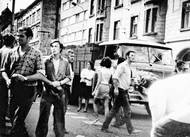 Fotografie z Prahy vyvolané z filmu, který policie zabavila Jaroslavu Kuldovi. Snímky se staly součástí složky, jenž shrnuje události ze srpna 1969.