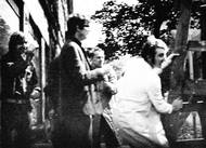 Fotografie z Prahy vyvolané z filmu, který policie zabavila Jaroslavu Kuldovi. Snímky se staly součástí složky, jenž shrnuje události ze srpna 1969.