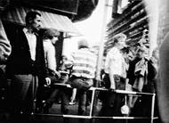 Fotografie z Prahy vyvolané z filmu, který policie zabavila Jaroslavu Kuldovi. Snímky se staly součástí složky, jenž shrnuje události ze srpna 1969.