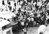 Fotografie z Prahy vyvolané z filmu, který policie zabavila Jaroslavu Kuldovi. Snímky se staly součástí složky, jenž shrnuje události ze srpna 1969.