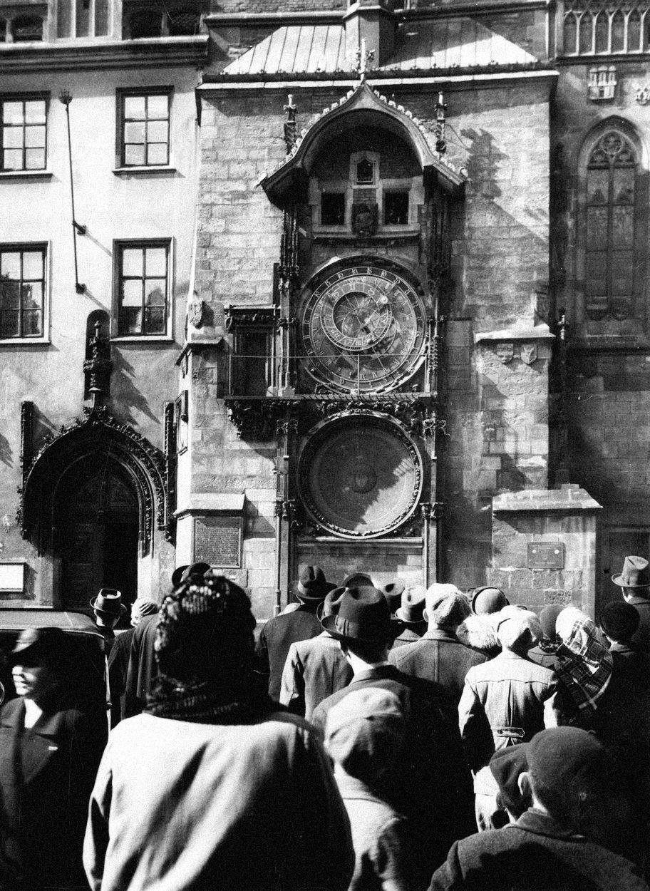 Staroměstský orloj se stal brzy jednou z nejfotografovanějších památek (1930)
