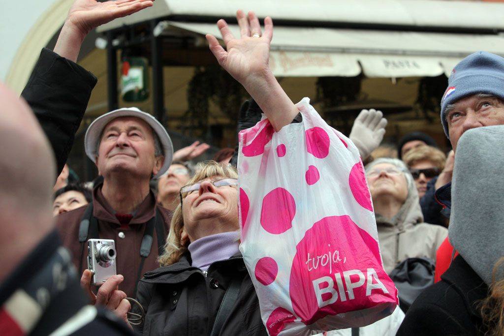 Staroměstský orloj je velmi oblíbený cíl turistů.