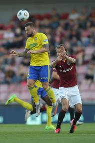 První poločas byl ze strany sparťanů rozpačitý. Matěj Hanousek měl starosti s bráněním Antonína Fantiše.