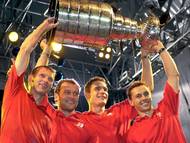 Silná česká kolonie u vítěze Stanley Cupu z Detroitu v roce 2002: zleva Dominik Hašek, Jiří Šlégr, Jiří Fischer a Ladislav Kohn. Posledně jmenovaný neodehrál potřebný počet zápasů, klub ho ovšem pozval k týmové fotce a dal mu i slavný prsten.