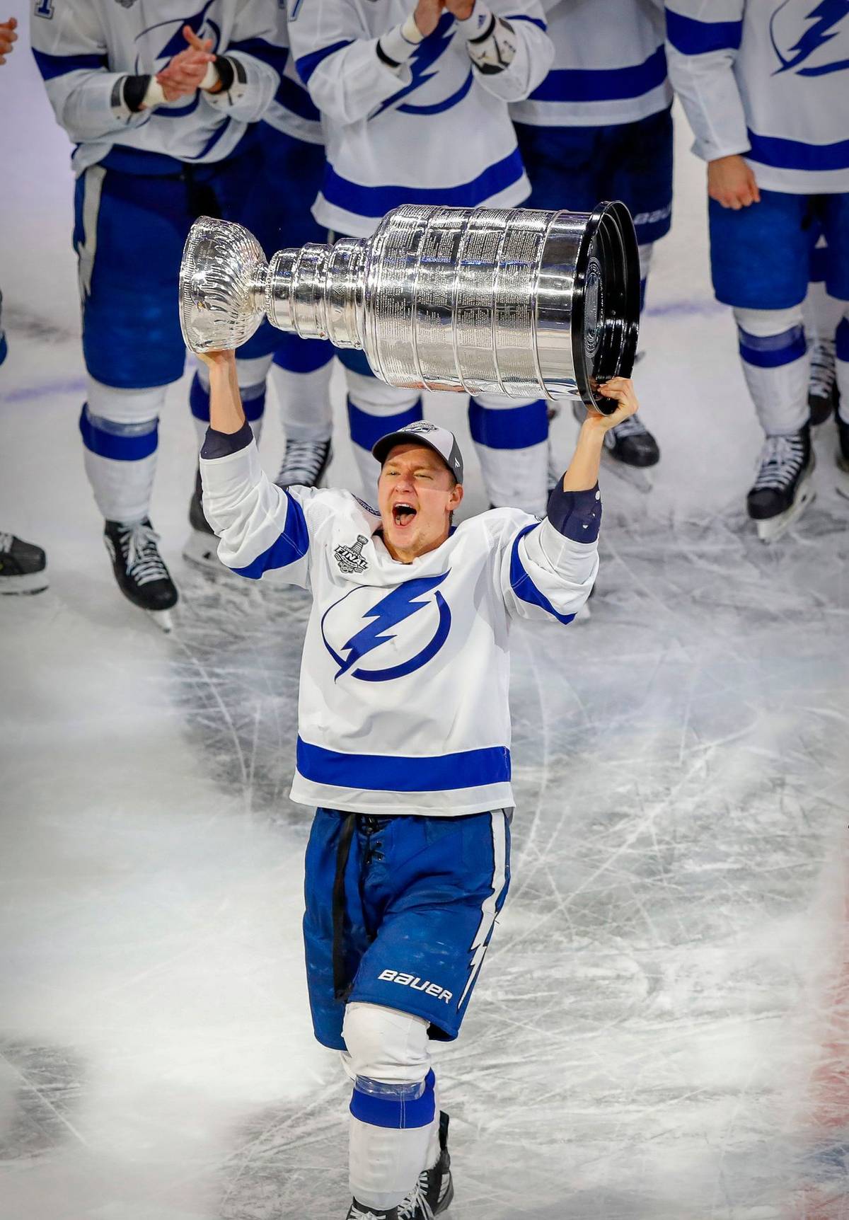 Dvaadvacetiletý Ondřej Palát se raduje ze zisku prvního Stanley Cupu v kariéře. Společně s Tampou jej získal ve finále proti Dallasu, který Lightning porazilo 4:2.