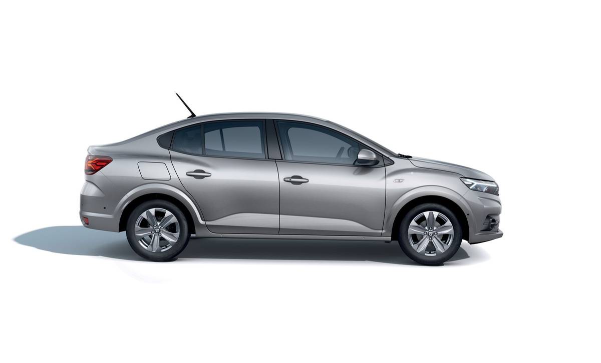 Má také prodloužený rozvor náprav a naopak nižší linii střechy.