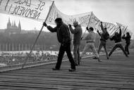 "25. listopadu se na Letné konala největší manifestace
v dějinách naší republiky. Podpořit Občanské fórum přišlo téměř milion lidí," napsal fotograf ke snímkům z Letné .