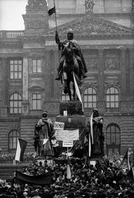 "7. listopadu byl pátek a lidé se o masakru na Národní třídě dozvídali během víkendu, kdy se v divadlech a na vysokých školách zakládaly stávkové výbory a v neděli 19. listopadu bylo v Činoherním klubu založeno legendární Občanské fórum. V pondělí a další dny už bylo plné Václavské náměstí a na schodech u sochy sv. Václava se v projevech střídali studenti, herci, a do té doby neznámí lidoví tribuni," popisuje události Jaroslav Kučera.