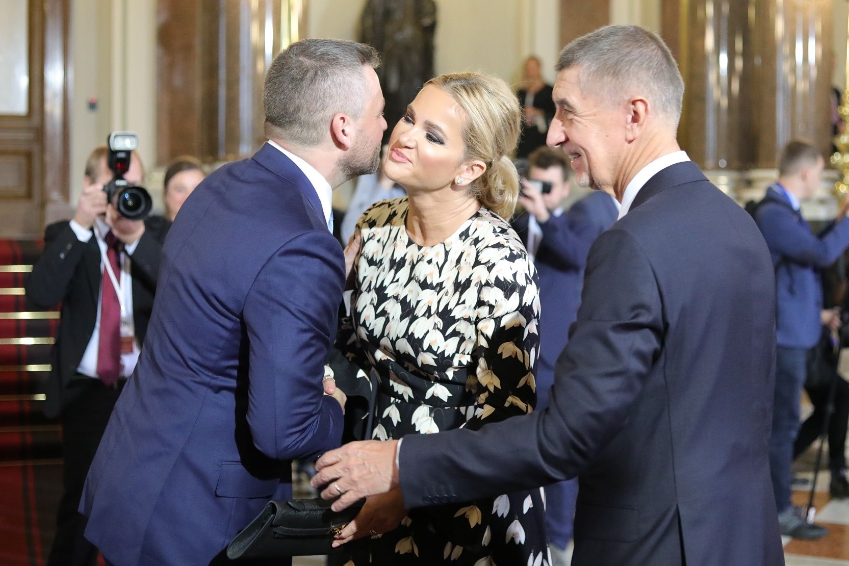 Manžel a manželka sdílejí velký péro