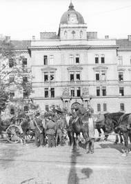 Část lehkého oddílu dělostřeleckého pluku 1. pěší divize VS KONR před povstaleckými Štefánikovými (smíchovskými) kasárnami, 8. 5. 1945.