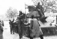 Dva střední tanky t -34/76 samostatného průzkumného oddílu 1. pěší divize VS KONR po návratu z Pankráce v Dřevné ulici poblíž Mozartova (dnes Palackého) mostu, 7. 5. 1945. Zdroj: Muzeum dělnického hnutí Praha