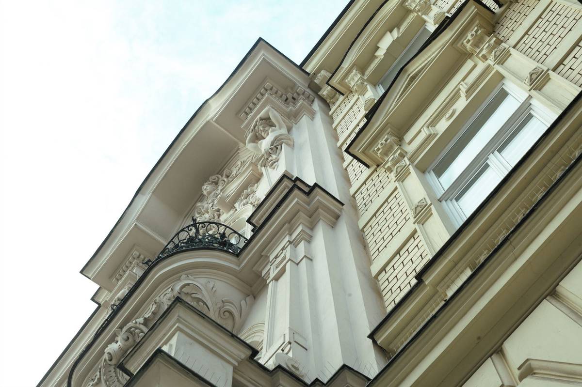 Funkcionalistický byt se nachází v jednom ze secesních domů z konce 19. století v ulici Hlinky. Původním majitelem byl sklářský mistr a otec známého architekta Evžen Škarda.