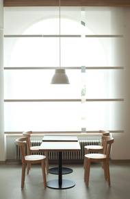 Čítárna má stoly a židle, na něž skrz velkoformátová okna dopadá denní světlo. Kromě tvůrčí dílny a studovny není v celém prostoru ani jedna "zavřená" místnost. "U moderní knihovny jde především o vytvoření souvislého otevřeného prostoru volného výběru, doplněného klidovou částí, což je studovna, a prostoru pro zájmovou činnost. Neprůchozí je z logiky věci také nezbytné vybavení pro provoz, hygienu či techniku," říká architekt.