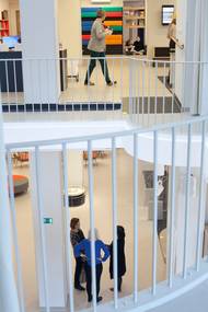 A takhle už vypadá průhled z prvního patra do přízemí. Architekt nechal vybourat příčky a vytvořil tak ochoz s přirozeným denním světlem.