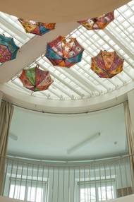 Do prvního patra vede buď výtah, anebo schodiště z amfiteátru. Okolo světlíku jsou závěsy, které umožňují obě patra oddělit a zintimnit.