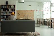 Jak ateliér, tak studovnu odděluje jen sklo, a tak je učeň i tvůrce stále součástí okolního dění.