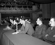 Po olympiádě v roce 1948, kde získali Čechoslováci stříbro, se Zábrodský (na snímku mluví do mikrofonu) pohádal s kanadským trenérem Mikem Bucknou, průkopníkem hokeje v tuzemsku. Buckna odešel a Zábrodský zaujal místo hrajícího kouče. Jeho rodina měla tehdy v československém hokeji obrovský vliv.