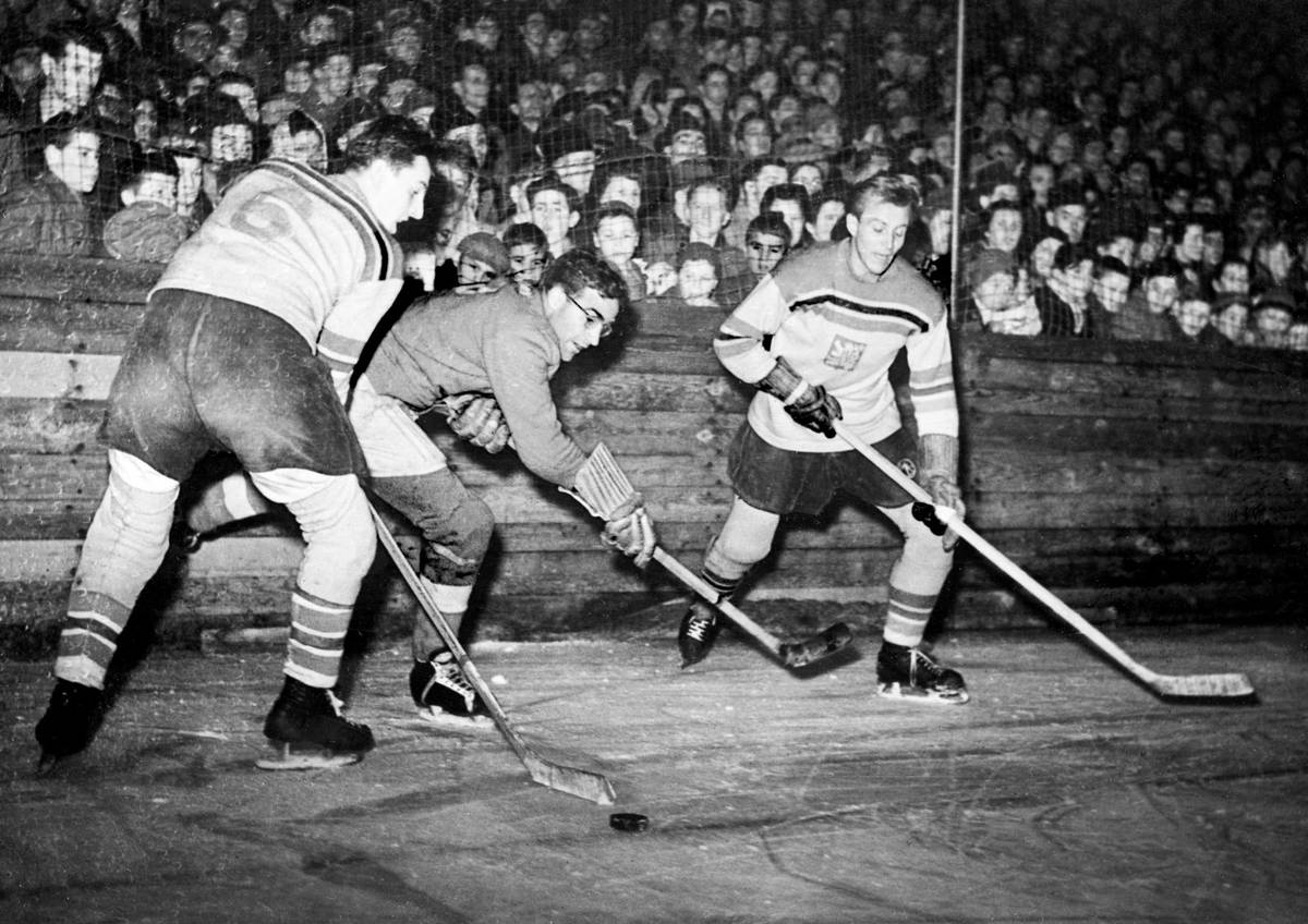 Vladimír Zábrodský (na snímku vlevo) se narodil 7. března 1923 v Praze do rodiny českého otce a ruské matky. Od žákovských let hrál ligovou soutěž za pražské LTC (Lawn Tennis Club), s nímž posbíral celkem devět titulů (čtyři oficiální ligové, pět neoficiálních ve válečném období) a tři trofeje ze švýcarského Spengler Cupu.