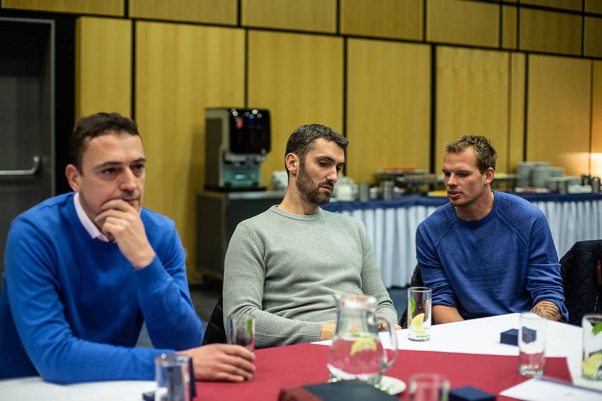 ZDENĚK ŠMÍD. Brankář zlatého výběru (na snímku úplně vlevo) odchytal turnaj ve Švédsku se skvělými čísly 1,57 gólu na zápas a 94 procent úspěšnosti zákroků. Vrcholem byl jeho výkon ve finále proti Rusku, ve kterém udržel stav 0:0 a v nájezdech inkasoval pouze jednou. V extralize prošel Karlovými Vary, Libercem, Plzní, Spartou a Slavií, kde už v roce 2005 uzavřel kariéru. Šmída trápilo koleno, později třísla. Ve 25 letech s vrcholovým hokejem skončil a postupně převzal vedoucí pozici v tátově stavební firmě.