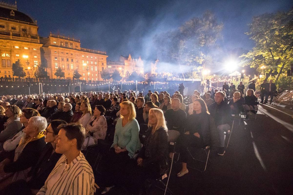 Plovoucí scéna má kapacitu pro více než 900 diváků. Na stavbu, která trvala čtyři dny, bylo použito 38 pontonů, scéna měří 14 krát deset metrů.