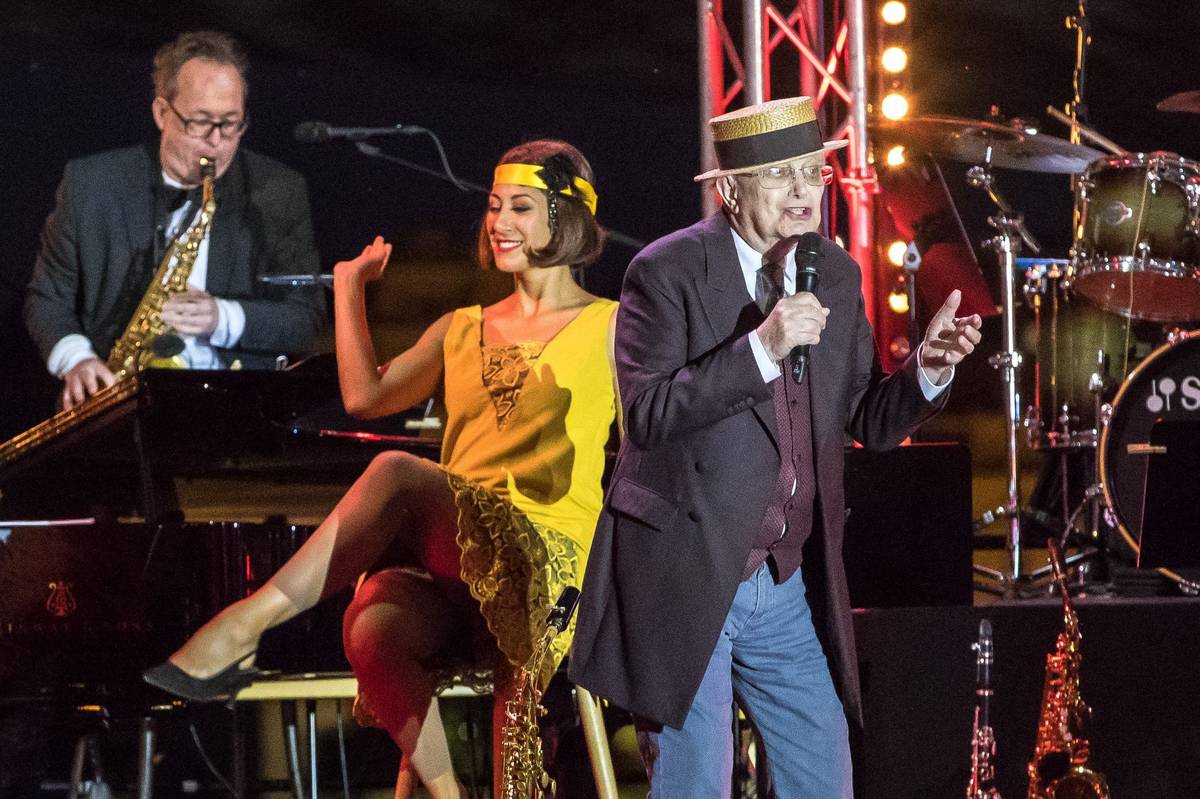 Pod širým nebem prokázal, že je stále v dobré kondici. Když na lodi opouštěl plovoucí scénu, doprovázel ho potlesk vestoje.