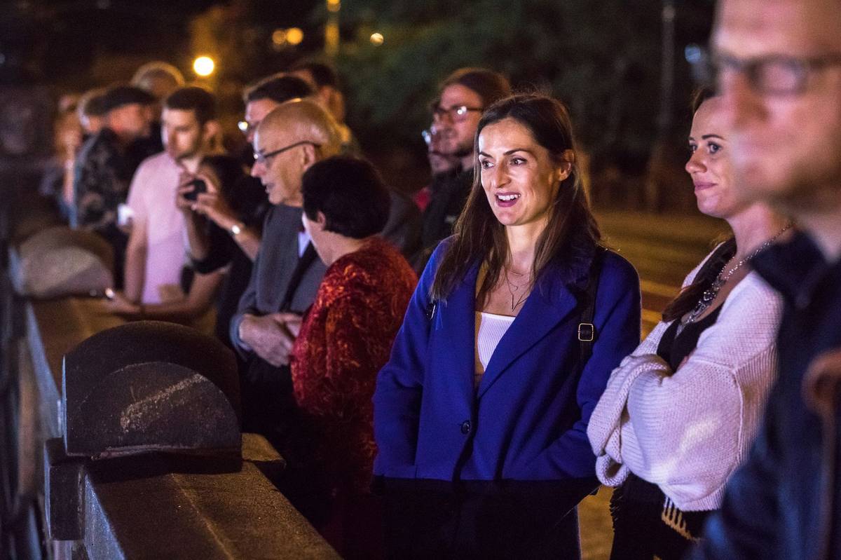 Začal zpívat Vyvěste fangle a Árii měsíce z pásma Zuzana je zase sama doma z roku 1961, kterou původně s textem Suchého a hudbou Jiřího Šlitra proslavil Waldemar Matuška.