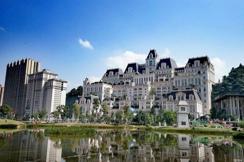 Čína vybírá kandidáty na cenu za nejošklivější architekturu. Seznam, na který se letos probojovalo téměř 90 staveb, už dvanáctým rokem vyhlašuje magazín Archcy.com a funguje na bázi veřejného hlasování. Od letošního září se ho zatím zúčastnilo přes 30 tisíc lidí. Na fotce je čínský "bílý dům", tedy umělecké centrum ve městě Kuej-jang a zatím se v "ošklivosti" řadí na 25. místo.