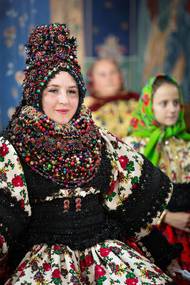 Opuštěná a unavená nevěsta Adina Prodan ve svatebním sále v obci Racsa. Většina svatebčanů se vyhrnula ven na parkoviště, aby přivítali slavného zpěváka z jižního Rumunska.