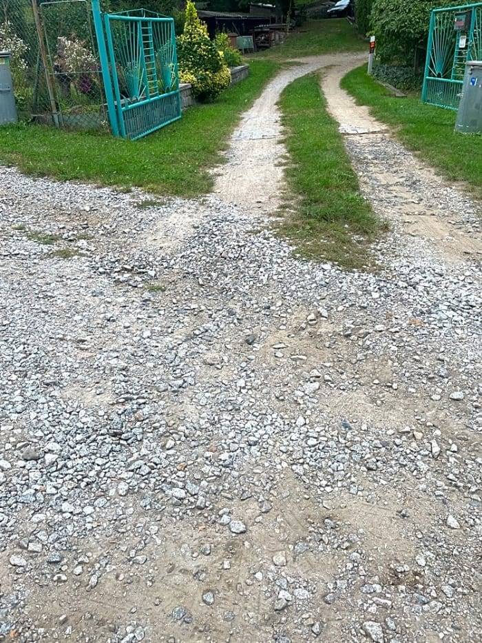 Dobrý den. Děkujeme za podnět. Provedli jsme místní šetření. Komunikace je v dobrém stavu, nepotřebuje žádné úpravy ani opravy..