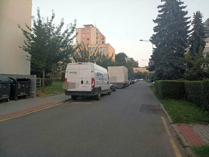 Dobrý den,
regulace jde řešit pomocí dopravního značení. Koncepčně je to ale složitý problém, protože dodávky se přesunou do okolních ulic.
Dále, na ulici musí být zaparkováno min. 20 ks dodávek, aby se tím vůbec DIPČR a OSaDŘ zabýval. Město Zlín je totiž vždy jen žadatel a tyto instituce navržené dopravní značení schvalují. Vhodné by bylo vybudovat i záchytné parkoviště pro dodávky.
Není to tak jednoduché, jak se na první pohled může zdát. 
Děkuji.