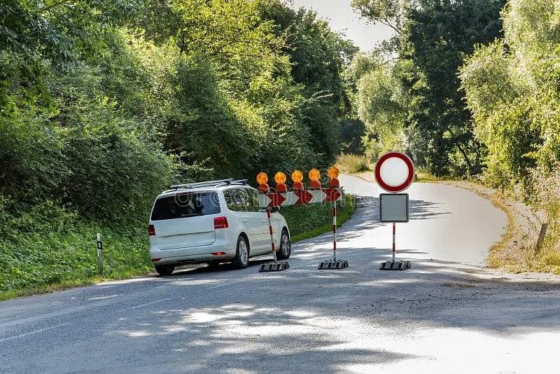Vážení občané,
  od pondělí 25.9. je zhotovitelem úprav komunikace v Jihlavské ulici požadováno dodržování zákazu vjezdu a to i pro majitele nemovitostí v dotčené lokalitě. Od pondělí budou probíhat úpravy podkladu komunikace a 11.10. bude probíhat pokládka povrchu. Z tohoto důvodu by se nemělo jezdit ani po louce, protože nájezd na ni je již v opravovaném úseku.
  Pokud potřebujete jezdit autem, tak by bylo dobré auto parkovat třeba v horní části parkoviště za kulturním domem. Pan Přibyl jen žádá, aby nebylo zabrané parkoviště ve středu 27.9. z důvodu pořádané akce.
Alternativní cesty do Jihlavy jsou použitelné.
Děkujeme za pochopení a dodržování zákazu.