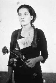 Video nazvané The Artist is Present pak připomíná novější akci, která se roku 2010 konala ve foyer newyorského Muzea moderního umění. Marina Abramović tehdy osm hodin denně po dobu tří měsíců beze slova nehnutě seděla na židli v dlouhých šatech s hustými černými vlasy svázanými do copu a pohledem upřeným před sebe. Kdokoliv z publika mohl usednout proti ní a navázat s ní oční kontakt.