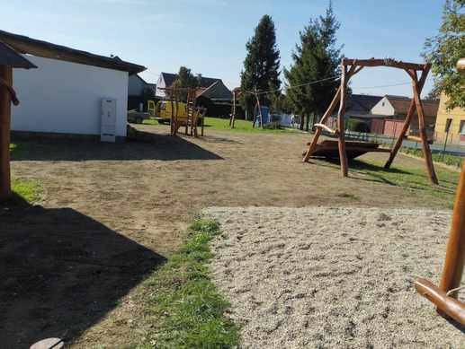 Vážení občané a návštěvníci dětského hřiště v Komárově. Z důvodu nově zaseté trávy bude hřiště do neděle 8. 10. 2023 uzavřeno.
Děkujeme za pochopení.
Lucie Konupková, starostka obce