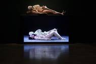 Video nazvané The Artist is Present pak připomíná novější akci, která se roku 2010 konala ve foyer newyorského Muzea moderního umění. Marina Abramović tehdy osm hodin denně po dobu tří měsíců beze slova nehnutě seděla na židli v dlouhých šatech s hustými černými vlasy svázanými do copu a pohledem upřeným před sebe. Kdokoliv z publika mohl usednout proti ní a navázat s ní oční kontakt.