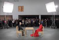 Video nazvané The Artist is Present pak připomíná novější akci, která se roku 2010 konala ve foyer newyorského Muzea moderního umění. Marina Abramović tehdy osm hodin denně po dobu tří měsíců beze slova nehnutě seděla na židli v dlouhých šatech s hustými černými vlasy svázanými do copu a pohledem upřeným před sebe. Kdokoliv z publika mohl usednout proti ní a navázat s ní oční kontakt.