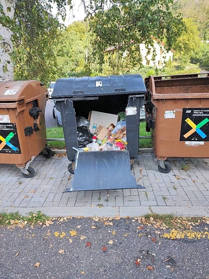 Dobrý den pane Novotný,
Poškozený kontejner byl vyměněn za nový.
Děkujeme za podnět. S pozdravem Marešová