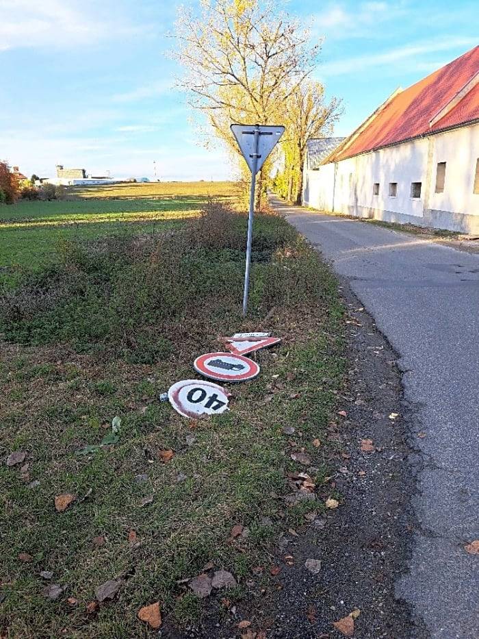 Značka osazena zpět na místo.