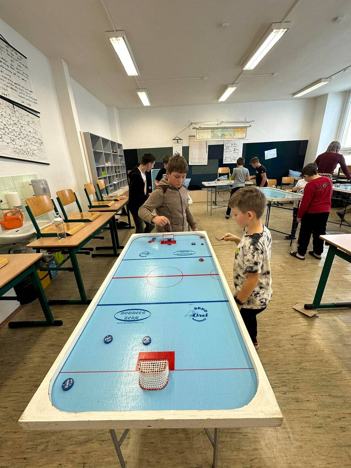 Trenér billiard hokeje Zlatých Rytířů vás srdečně zve na volný trénink, který se koná 13.1.2024 v zrcadlovém sále Jeníkovského zámku od 14:00 do 17:00. Přijďte si vyzkoušet naši hru! Na kroužek obvykle dochází kolem 18 hráčů a rádi bychom přivítali všechny zájemce, kteří by se chtěli k nám přidat a vyzkoušet si to s námi.